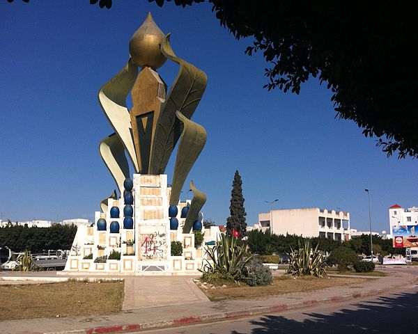 600px-Monument_centre_ville_Msaken,_Tunisie_2012