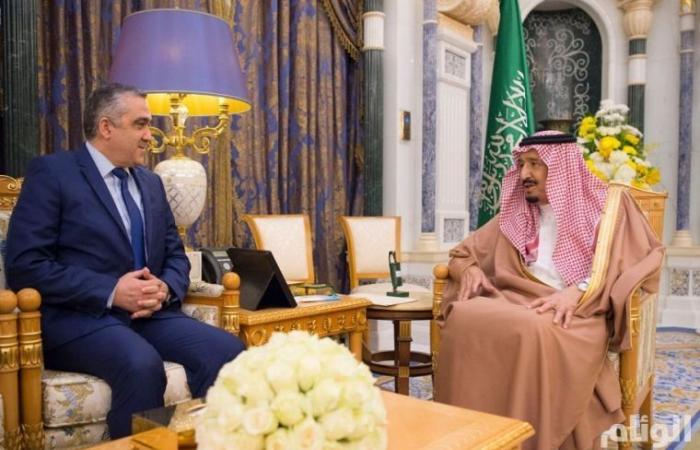 العاهل السعودي الملك سلمان بن عبدالعزيز آل سعود وزير الداخلية التونسي لطفي براهم.